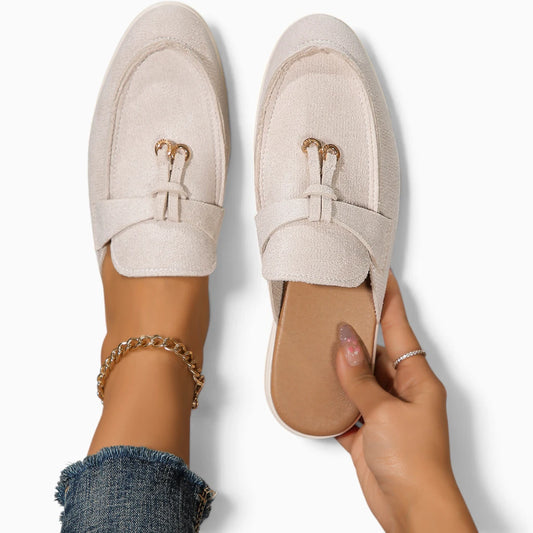 Mocassin à gland femme beige porté au pied, vue de profil