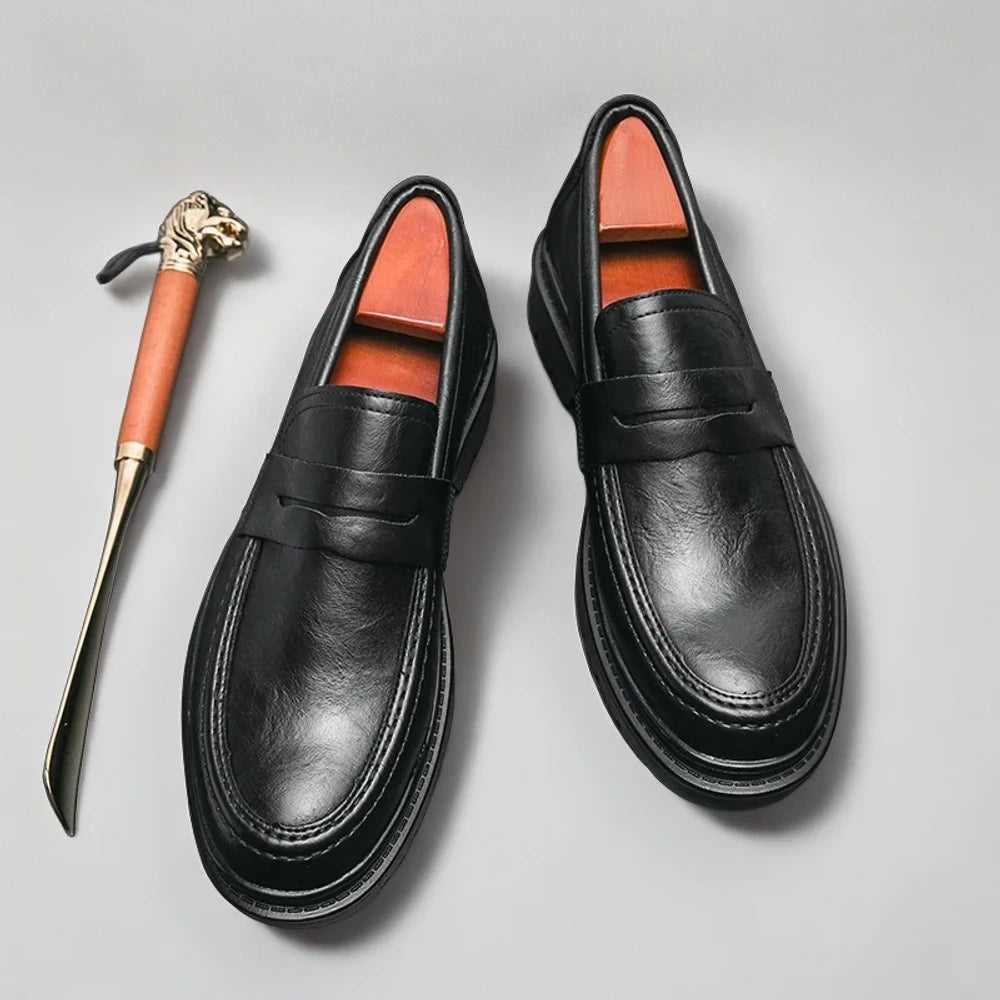 Mocassin à tête cuivrée en cuir verni: confort et raffinement quotidien