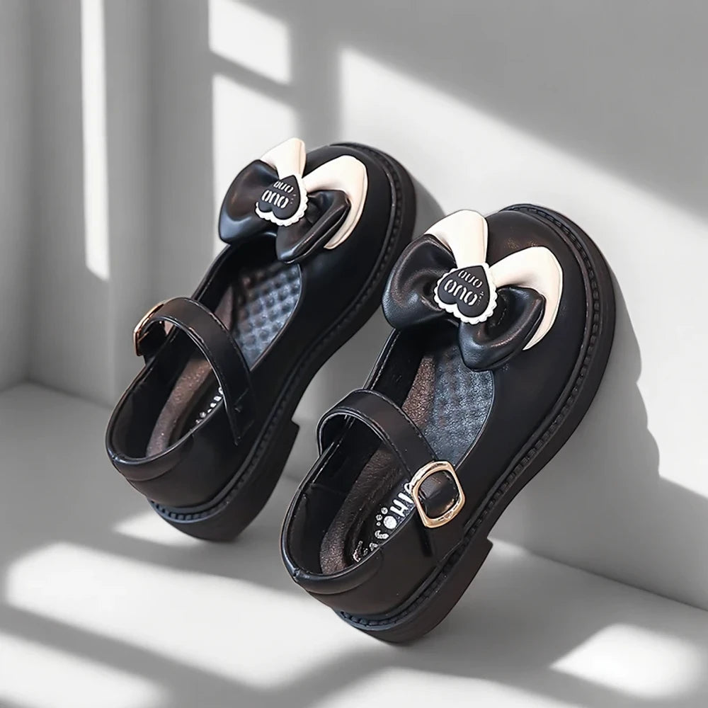 Mocassin bébé fille facile à mettre, détail de la construction ergonomique