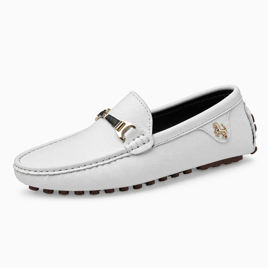 Mocassin blanc simili cuir souple, silhouette complète, style bureau et détente