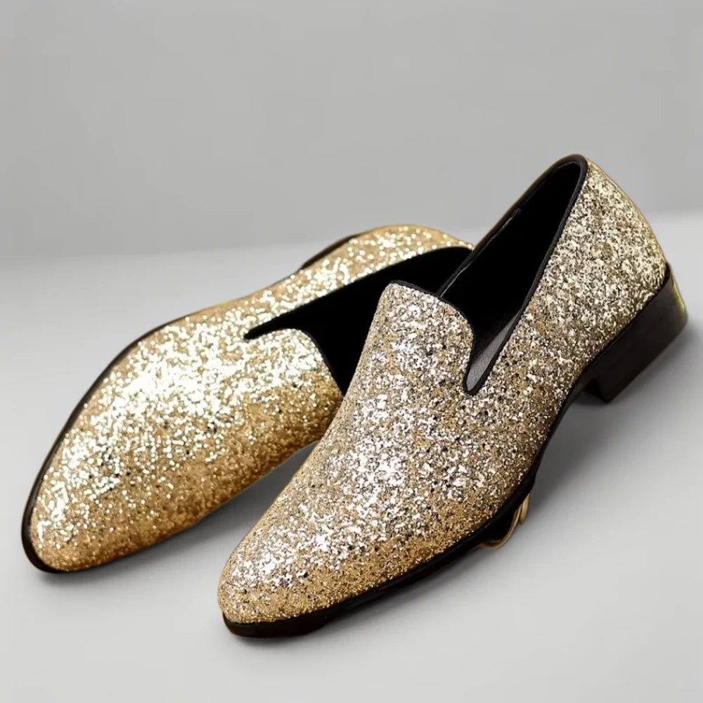 Look complet mocassin brillant homme associé à une tenue de mariage