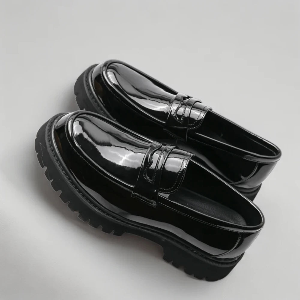 Paire de mocassins carré noirs vue de dessus montrant la géométrie du bout