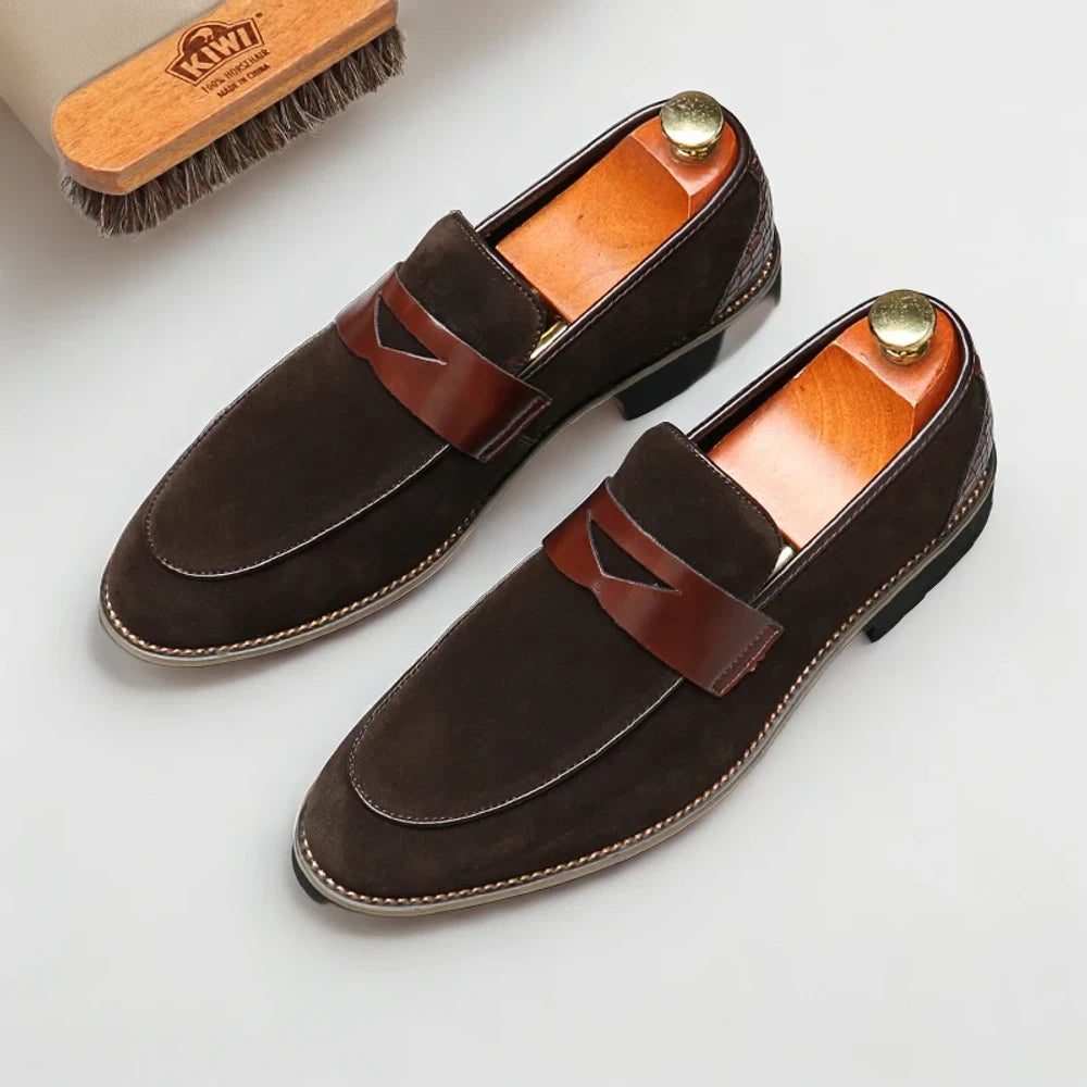Mocassin croco homme noir vue de face, silhouette élégante et raffinée