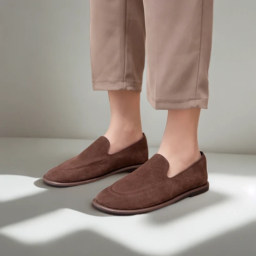 Mocassin beige daim vue arrière avec talon renforcé pour sécurité