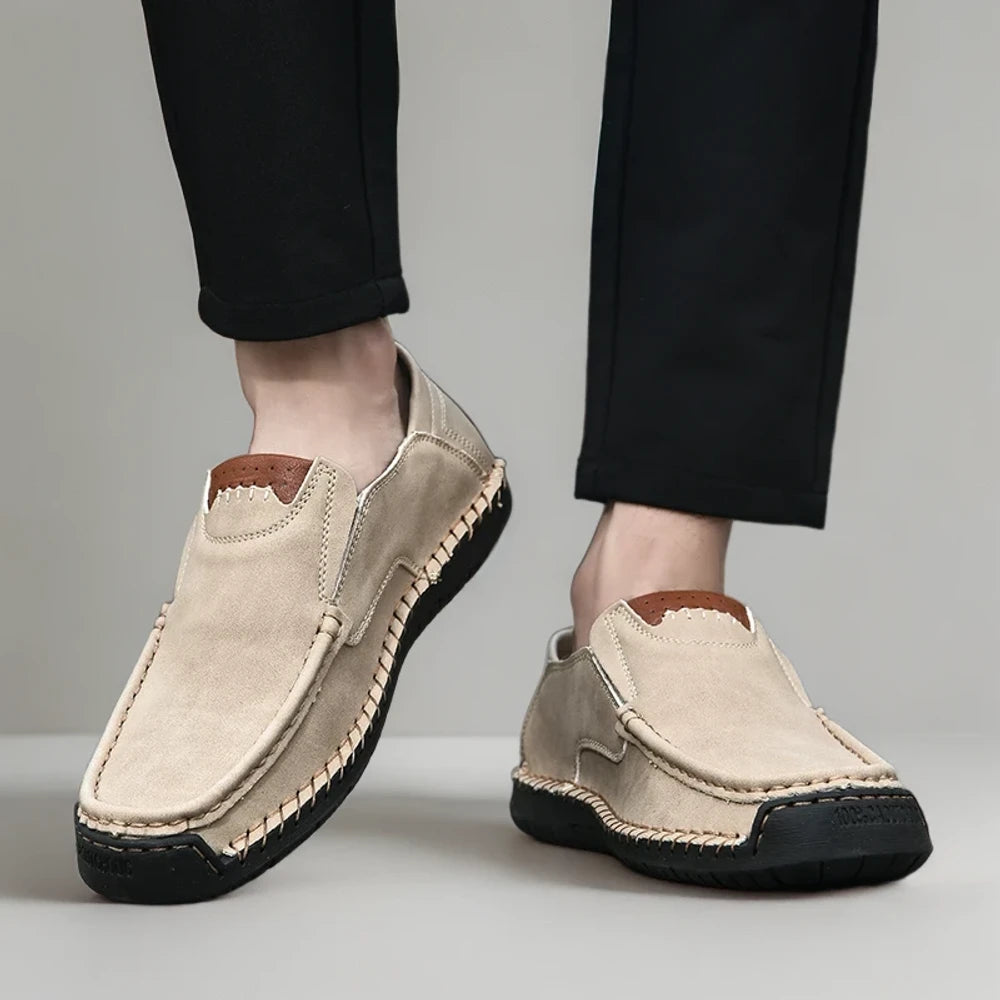 Mocassin homme décontracté en cuir souple, gros plan sur le talon et la flexibilité