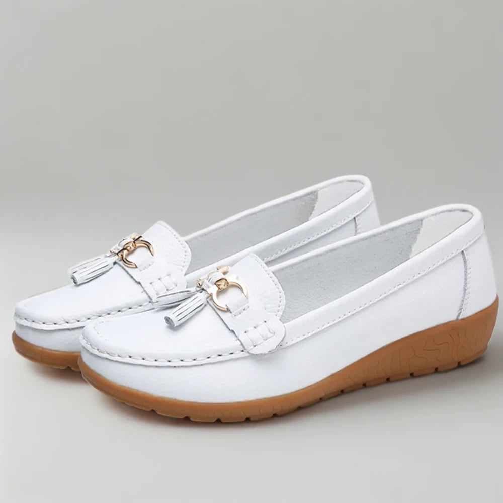 Paire de mocassins femme doré prête à être portée du matin au soir