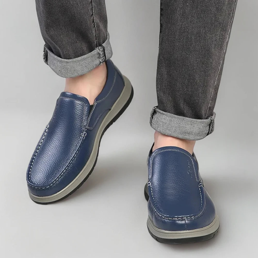 Mocassins froncés bleus pour homme, détail du froissé artisanal et confort quotidien