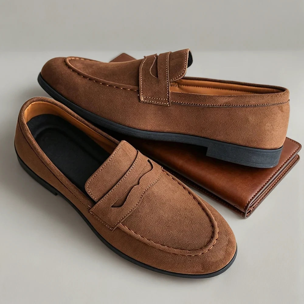 Détail de la semelle respirante mocassin homme marron daim pour toute journée