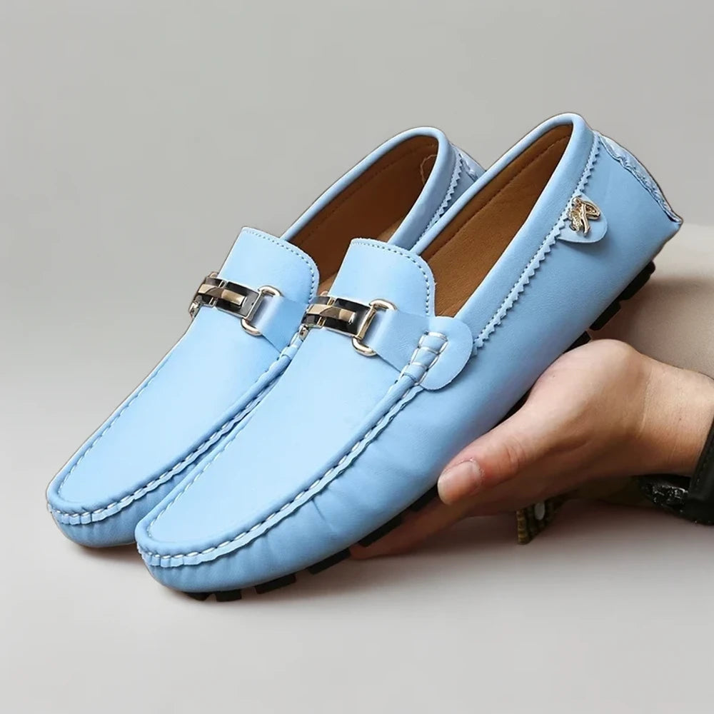 Mocassins pieds larges homme blancs et noirs, palette de couleurs intemporelles pour chaque saison