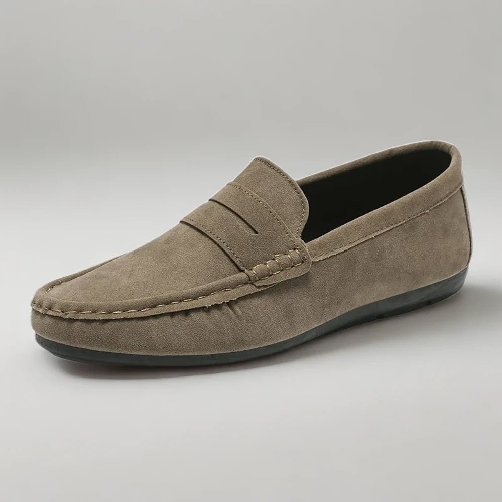 Mocassin moderne kaki vue côté silhouette souple accessoire incontournable