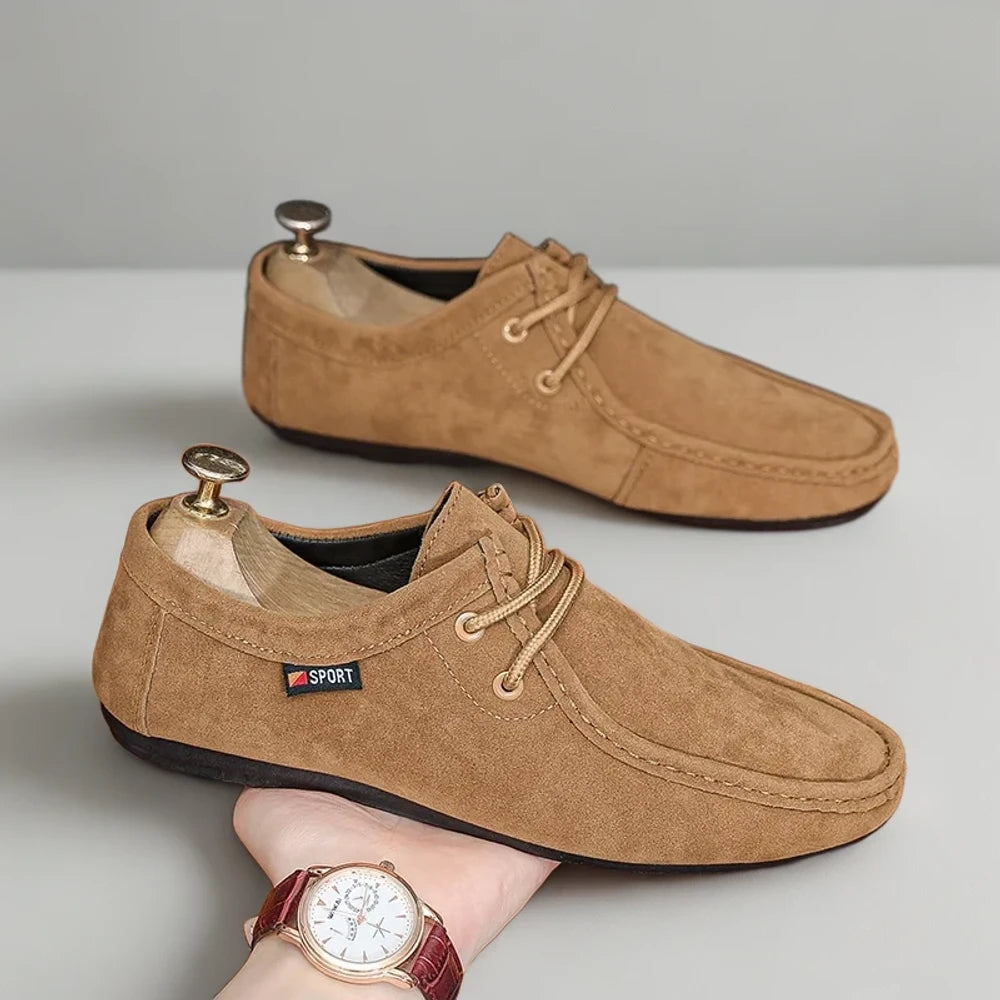 Mocassin homme en nubuck confortable sans lacets, finition soignée et discrète