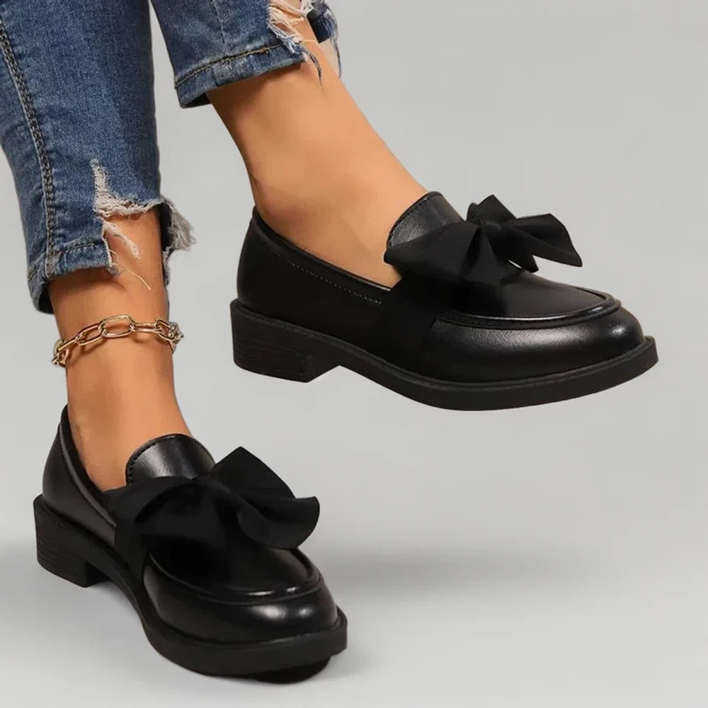 Paire mocassin plissée femme noire vernie style bureau et détente