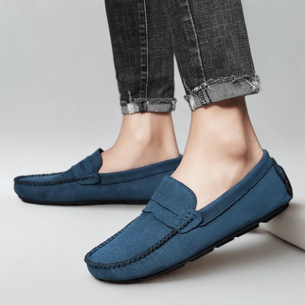 Mocassin rouge homme associé à une tenue urbaine moderne