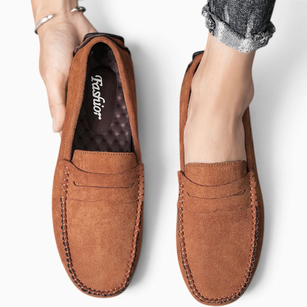 Mocassin rouge homme en daim souple pour tous les styles vestimentaires