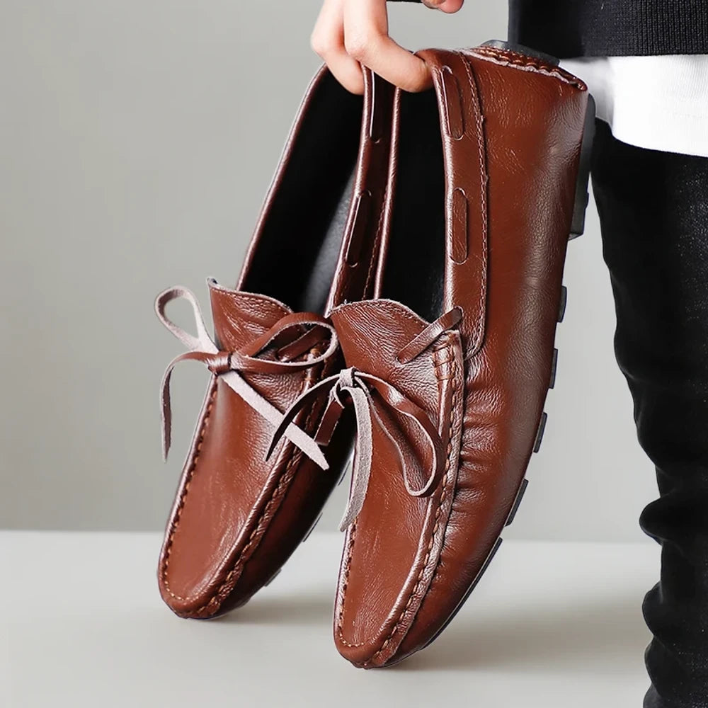 Mocassin semelle gomme en marron clair, détail de la couture