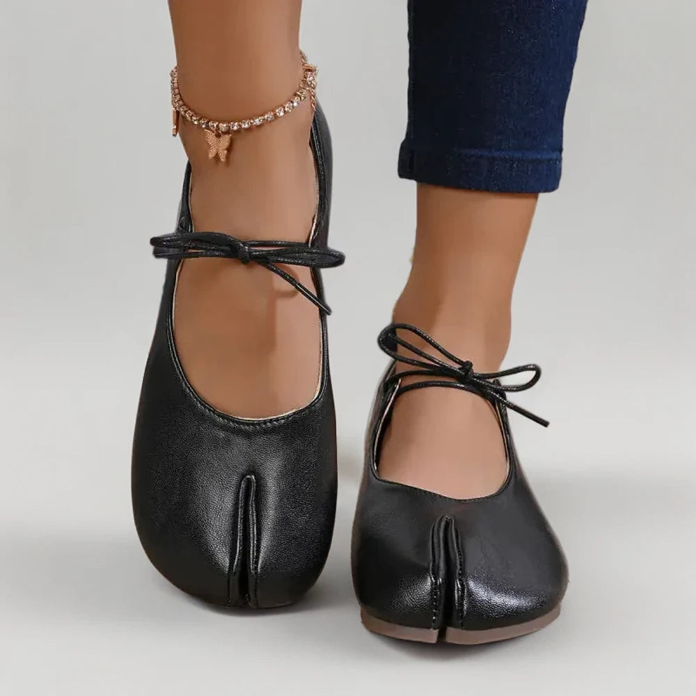 Paire complète de mocassins femme picots noirs vue de face