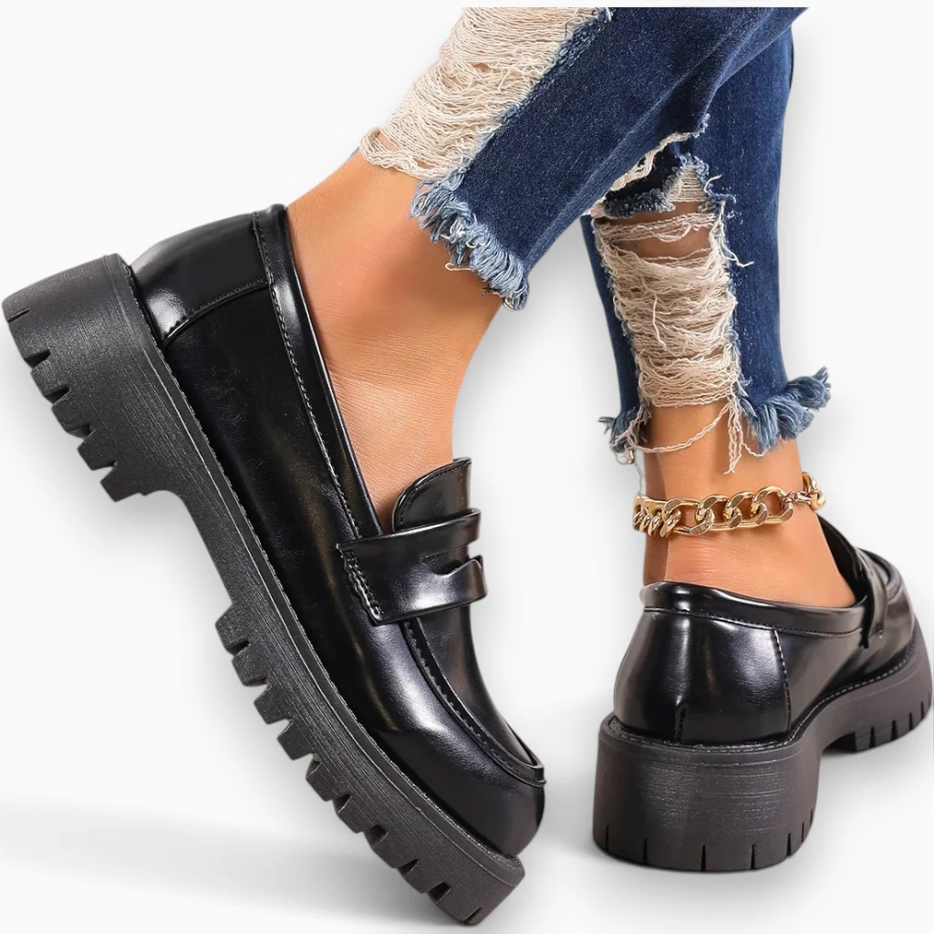 Mocassin femme pointu avec plateau stable, chaussure incontournable du dressing