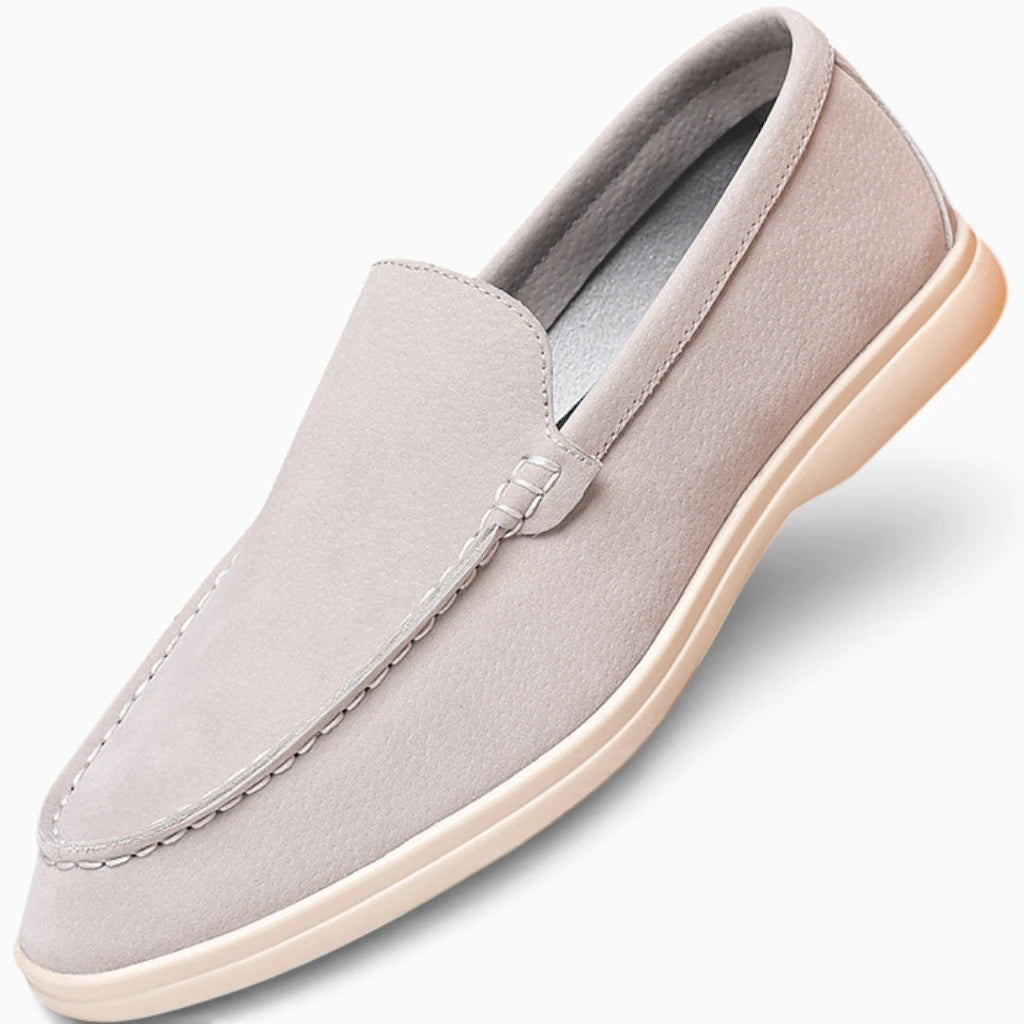 Mocassins homme marron foncé portés avec une tenue décontractée chic