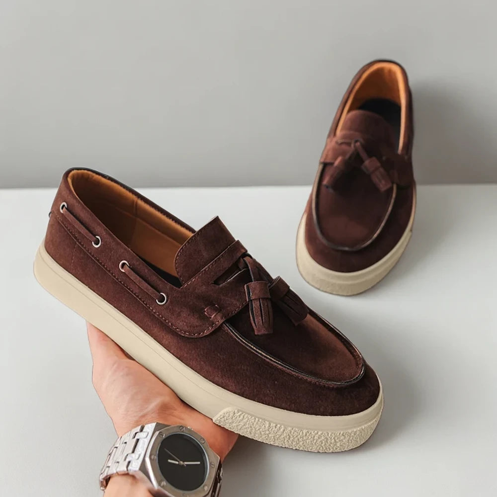Paire de mocassins semelles épaisses en suédé, position allongée montrant la semelle