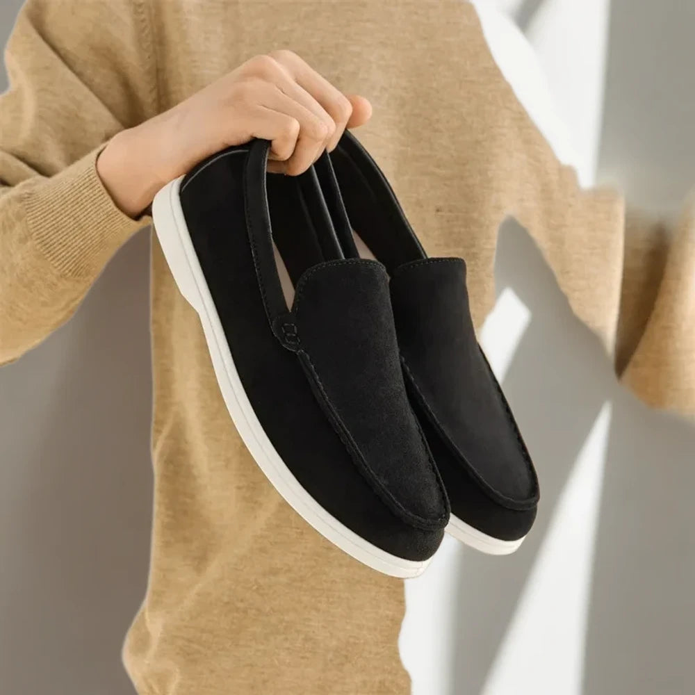 Paire mocassin daim souple en couleurs assortie disponibles pour choisir
