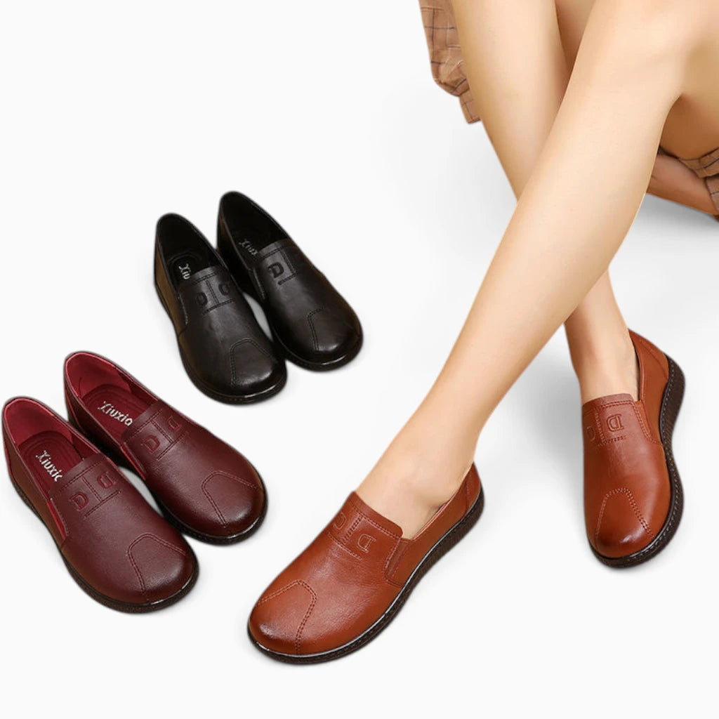 Mocassin confort femme en cuir marron, vue de la paire complète