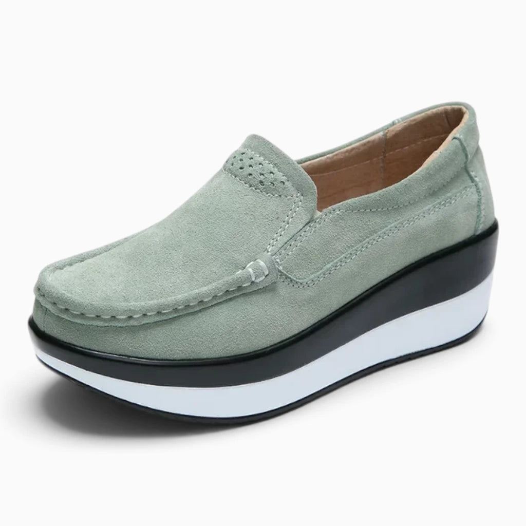 Mocassin sauge femme confort souple, vue trois-quarts
