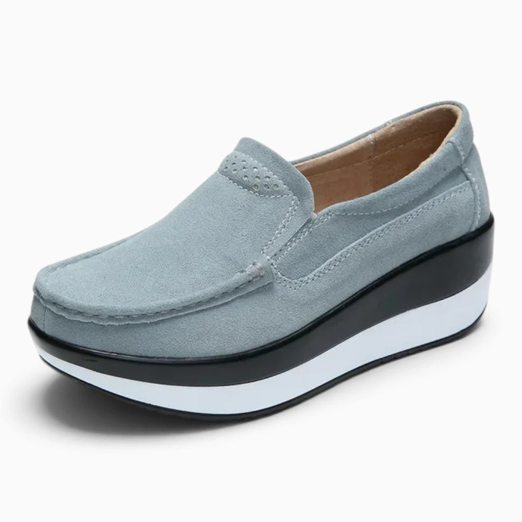 Mocassin gris femme plateforme souple, vue trois-quarts côté