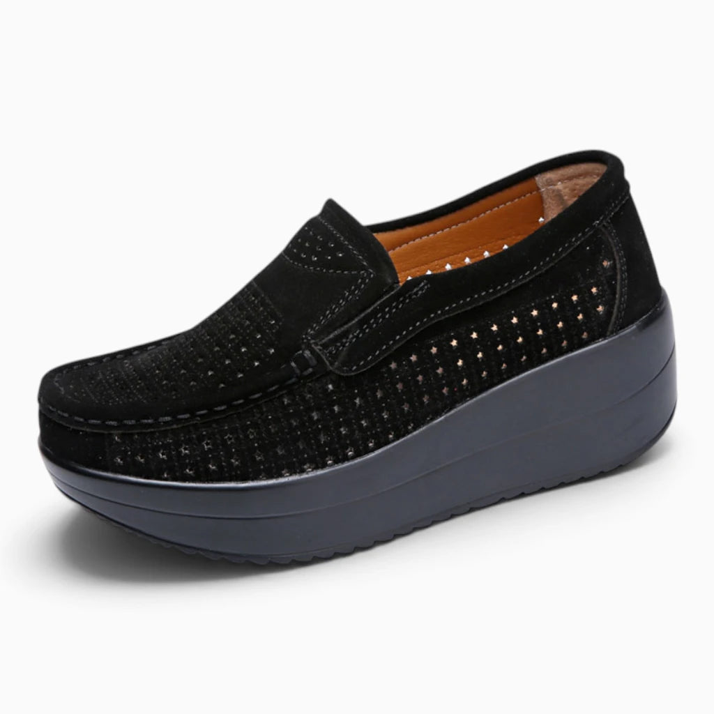 Mocassin noir plateforme pour femme sans lacet, vue trois-quarts