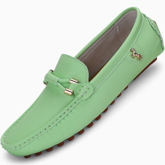 Mocassin vert avec ligne épurée, perspective trois-quarts