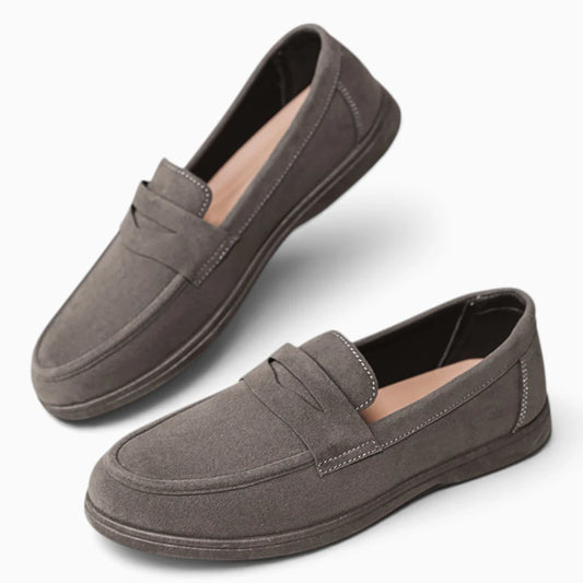 Gros plan sur le tissage de la toile grise du mocassin