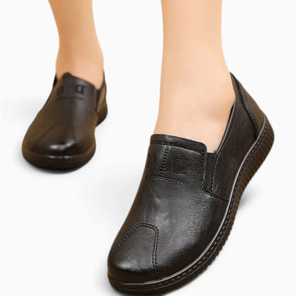 Mocassin femme noir en cuir, chaussure confort portée