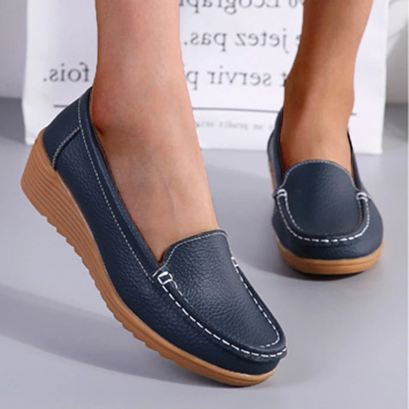 Mocassin compensé femme bleu marine, vue de trois quarts