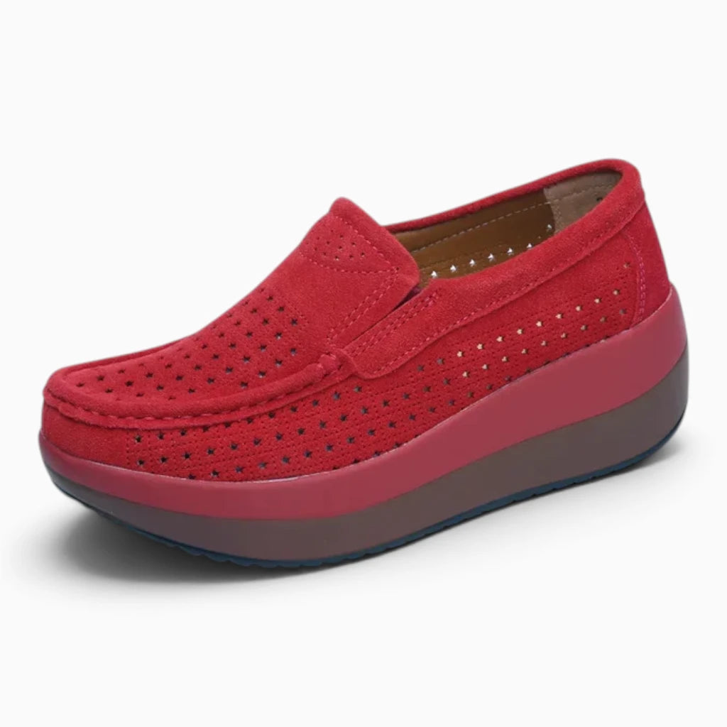 Mocassin rouge femme daim doux, silhouette trois-quarts
