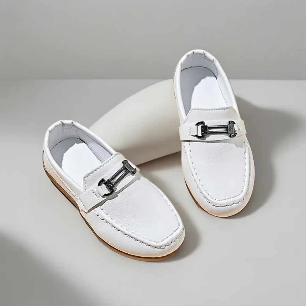 Ballerine mocassin enfant vue de profil montrant la coupe ergonomique