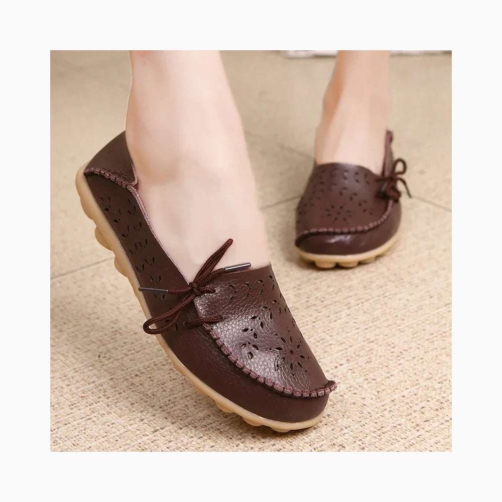Ballerines mocassins femme en cuir noir, vue de profil montrant la silhouette épurée