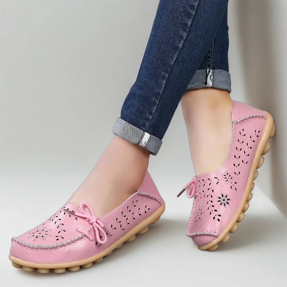 Ballerines mocassins blanches femme portées avec une robe légère en tenue décontractée