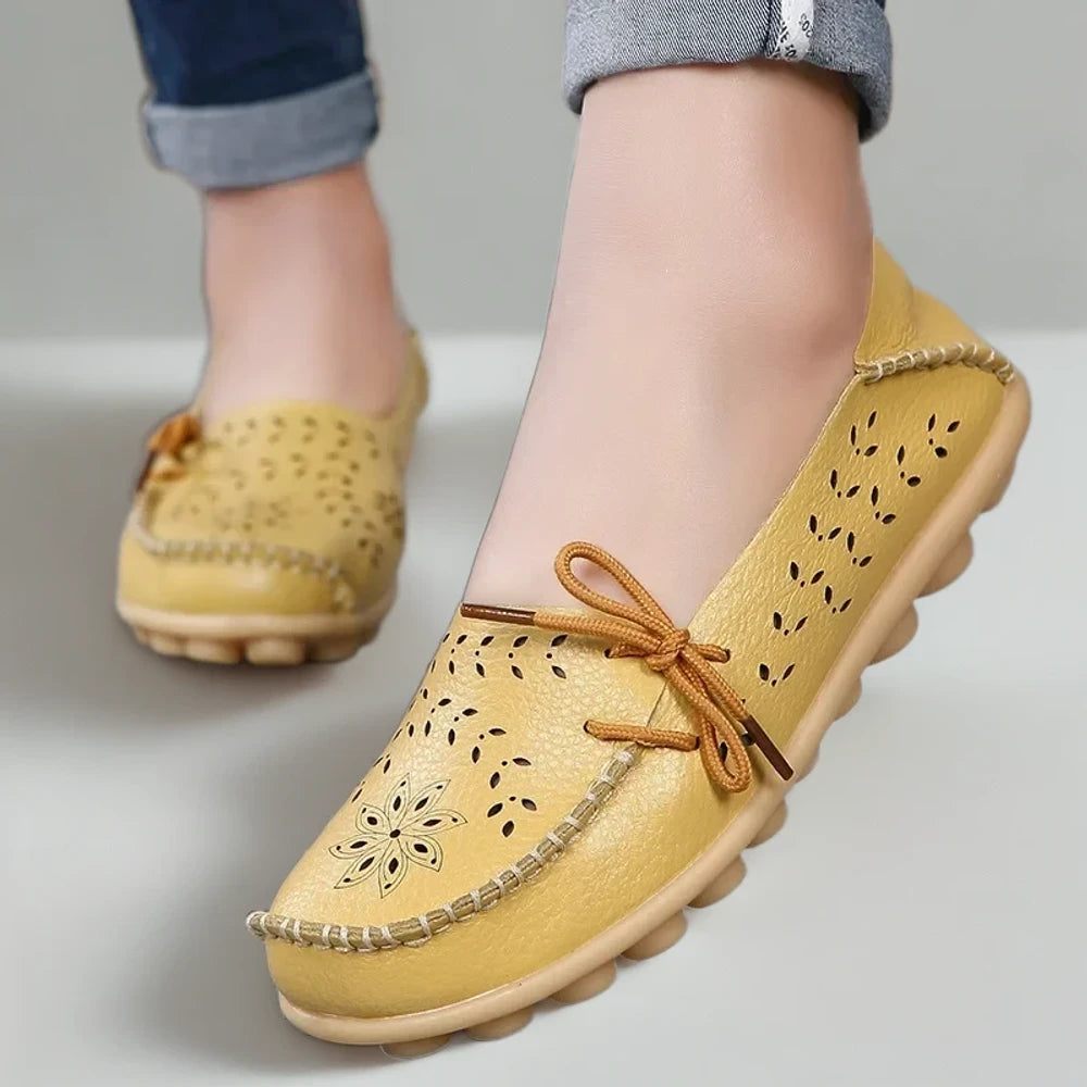 Mocassin femme en cuir souple porté au bureau avec un costume professionnel