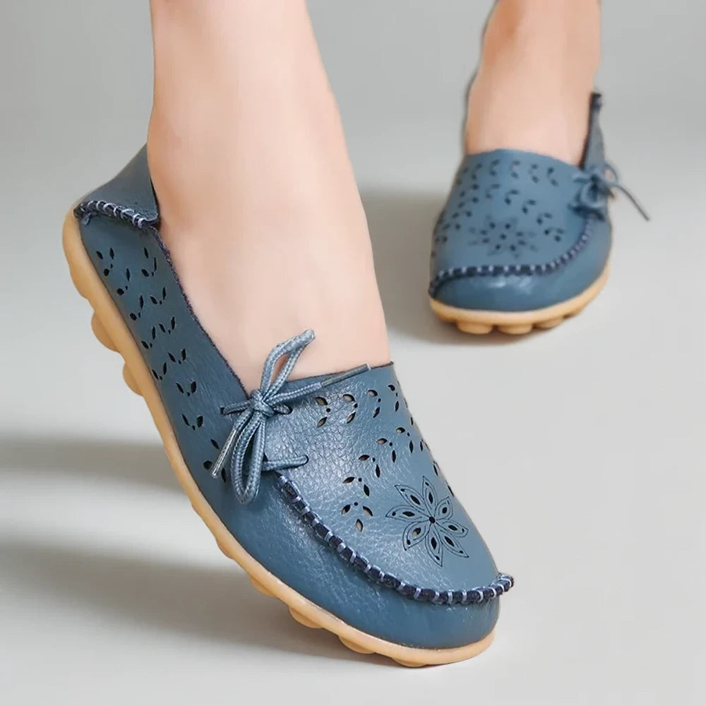 Mocassin cuir blanc lumineux femme en tenue estivale pour une balade décontractée