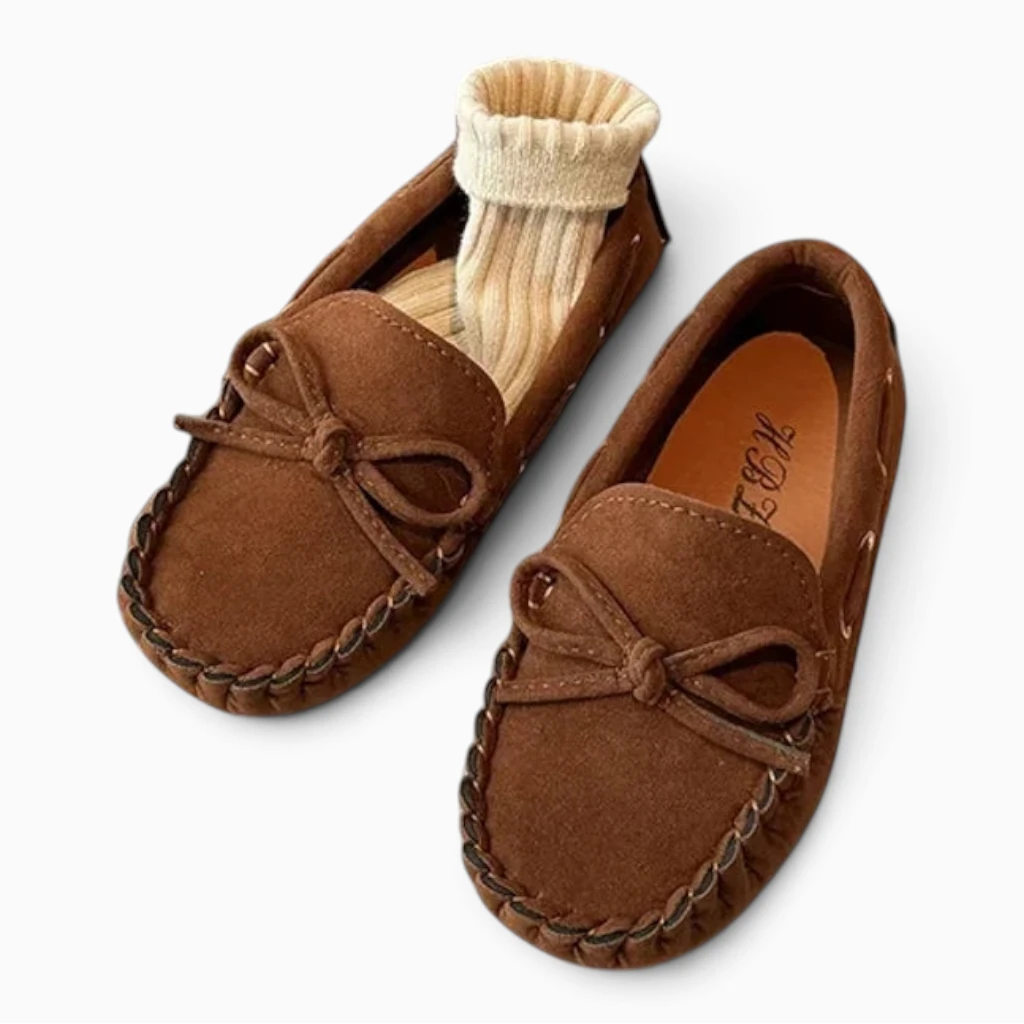 Enfant portant un mocassin mariage bleu, parfait pour grandes occasions
