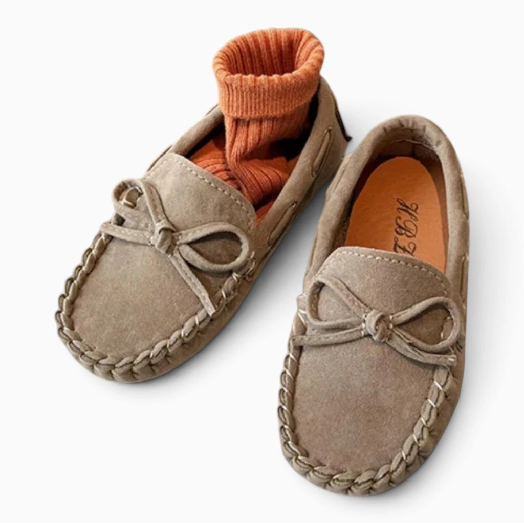 Paire de mocassins enfant en cuir, pratiques pour quotidien et cérémonies