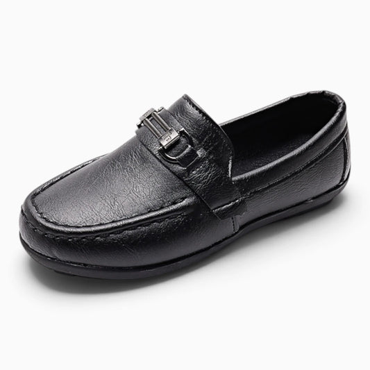 Mocassin enfant noir vue de trois-quarts montrant la silhouette classique