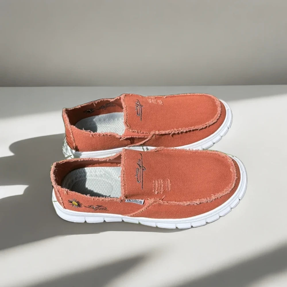 Mocassins chaussettes femme s'accordant à plusieurs styles vestimentaires