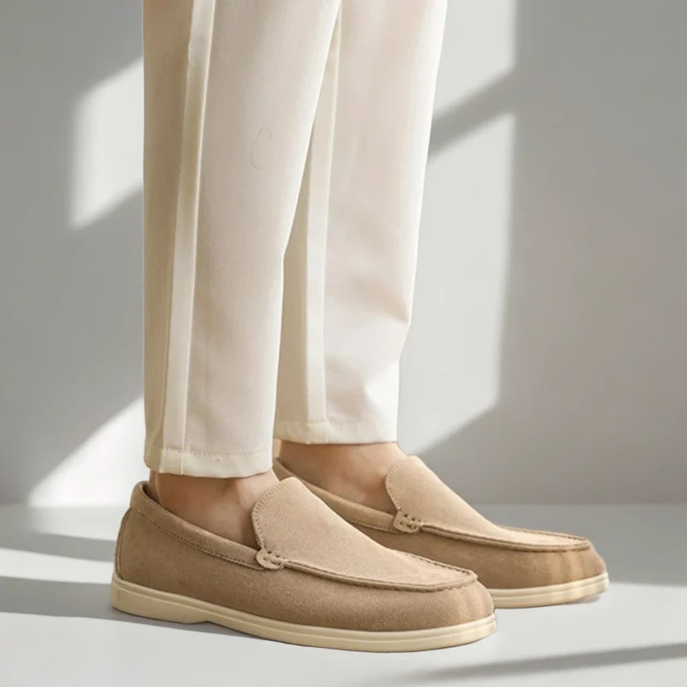 Mocassin chaussette homme bleu marine vue de profil avec silhouette épurée