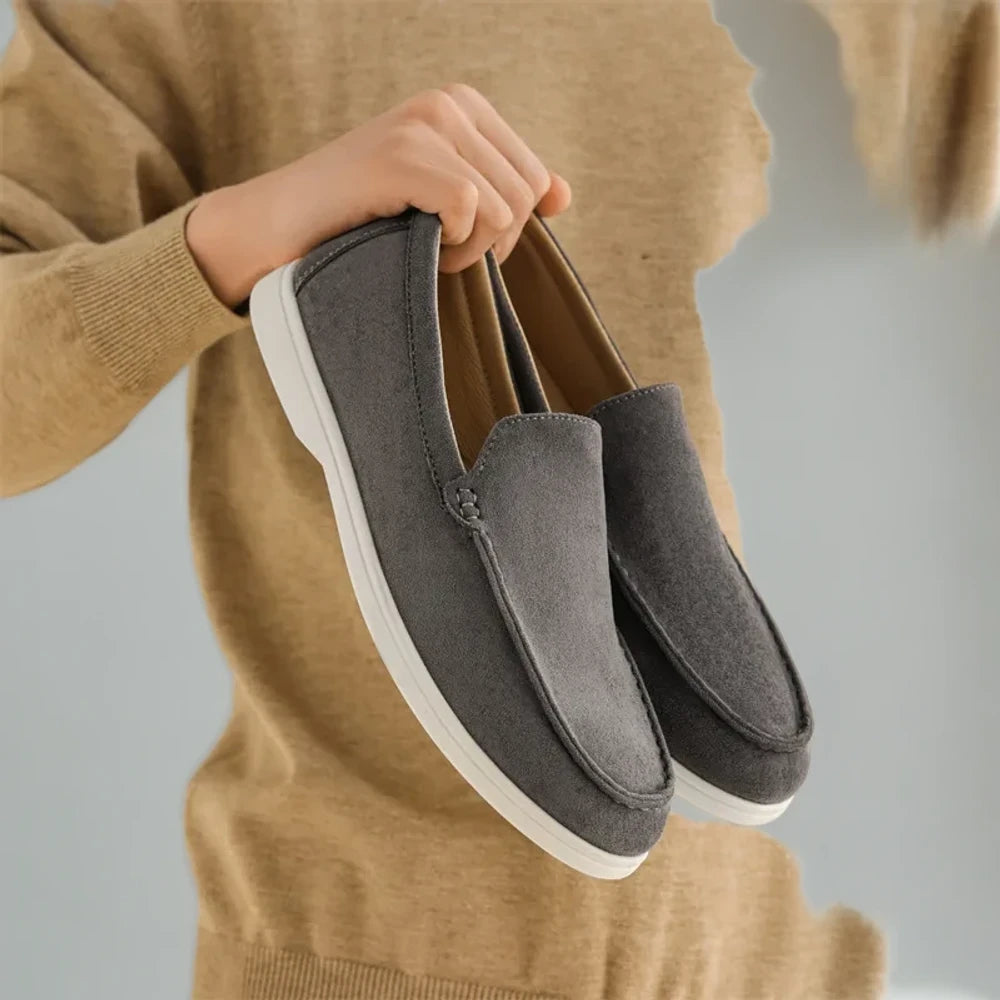 Chaussette pour mocassin homme beige associée à un pantalon habillé classique