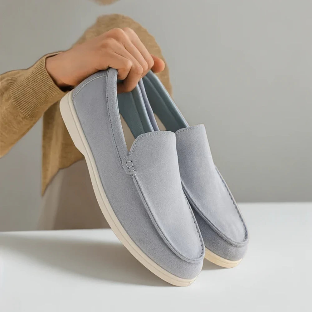 Mocassin homme chaussette gris clair de face montrant la construction légère