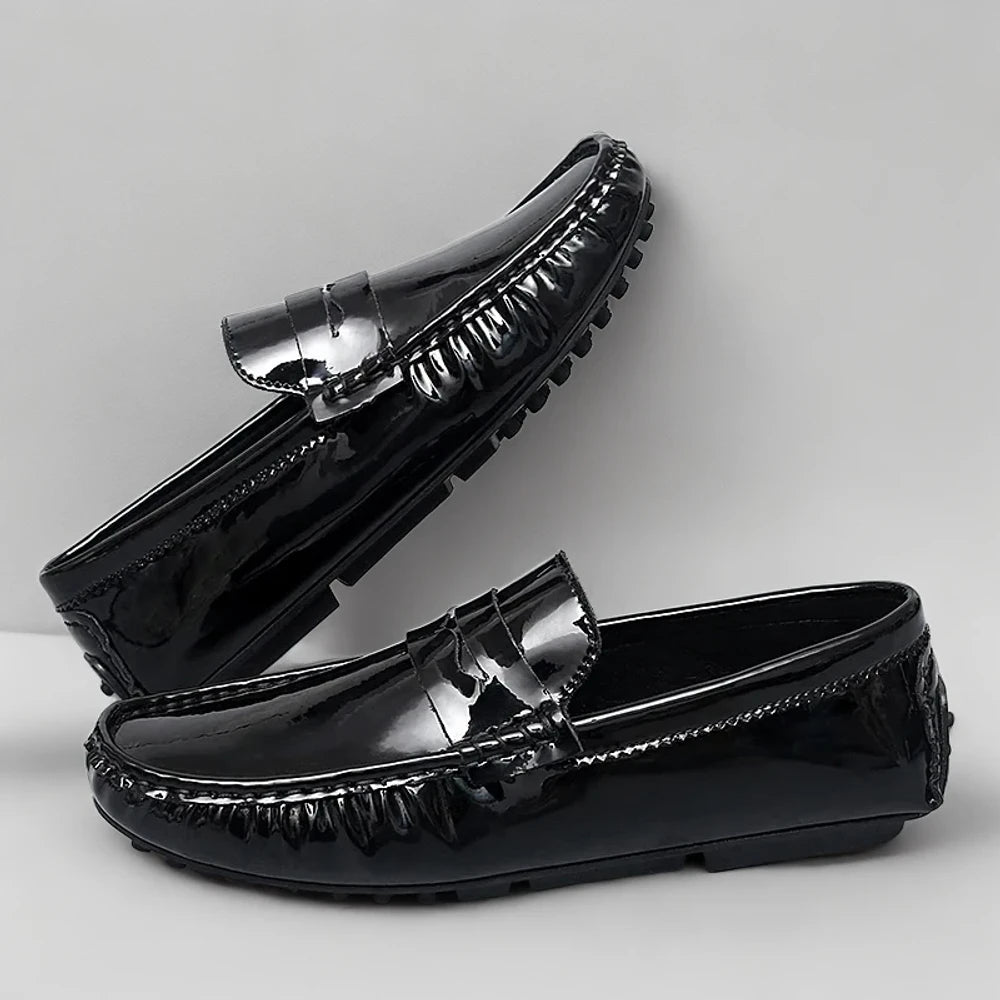 Détail de chaussettes invisibles homme mocassin bleu avec maintien optimal de la cheville