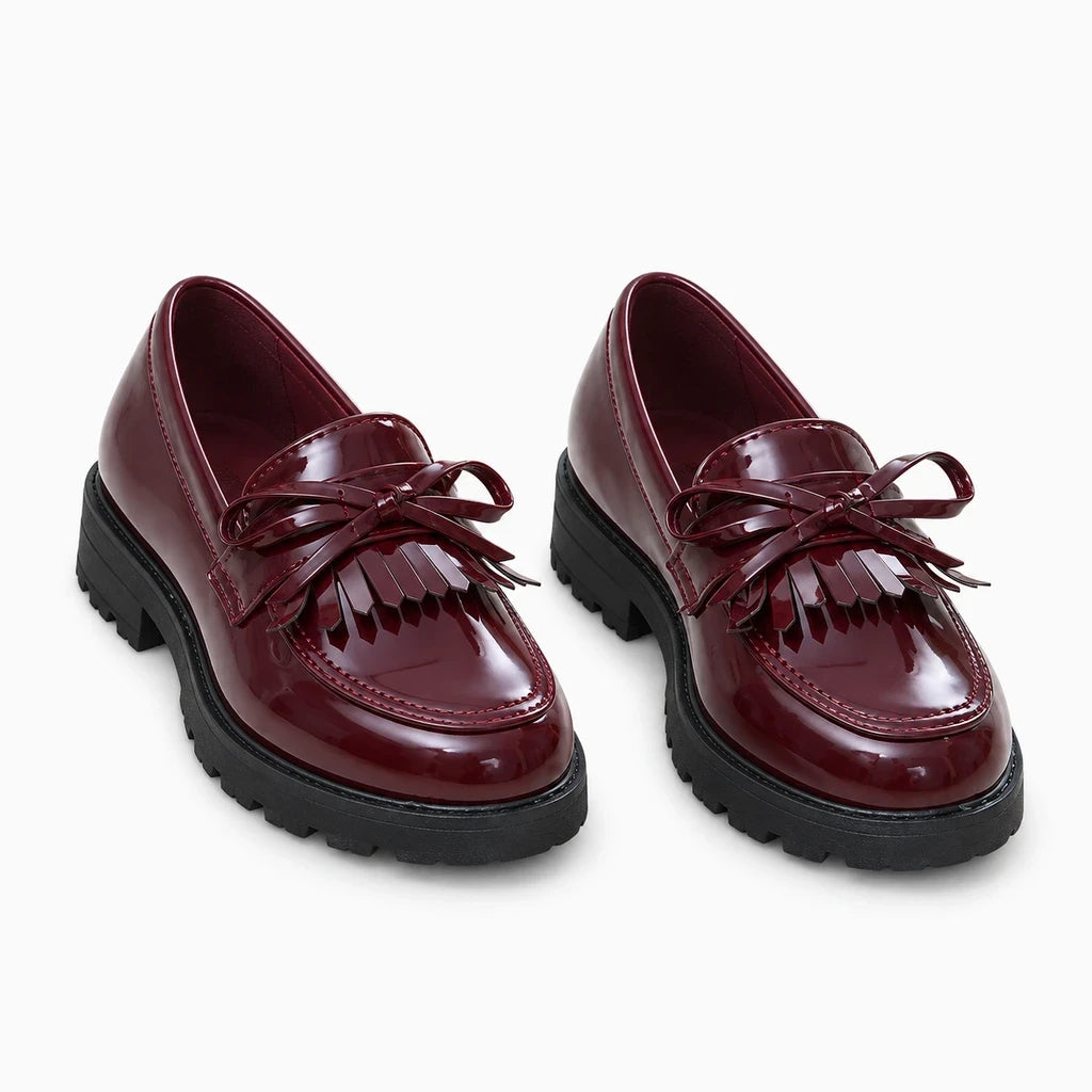 Détail de la semelle plate du mocassin fille, stable et confortable pour les fêtes