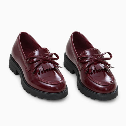 Détail de la semelle plate du mocassin fille, stable et confortable pour les fêtes