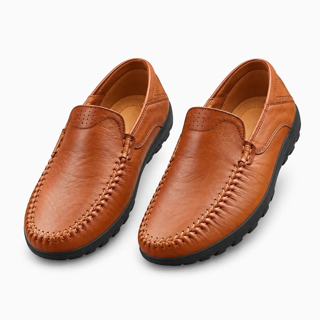 Paire de chaussures slipper noires vues de profil, silhouette élancée et discrète
