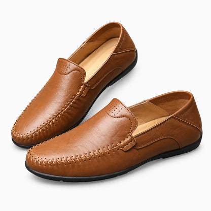 Chaussures slipper noires posées, design minimaliste adapté au costume